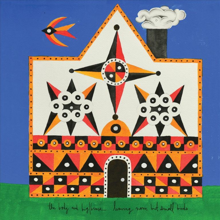 Buntes, folkloristisch gemaltes Haus mit geometrischen Mustern, schwarzem Schornstein und stilisiertem Vogel vor blauem Himmel – Cover von The Body & BIG|BRAVE.