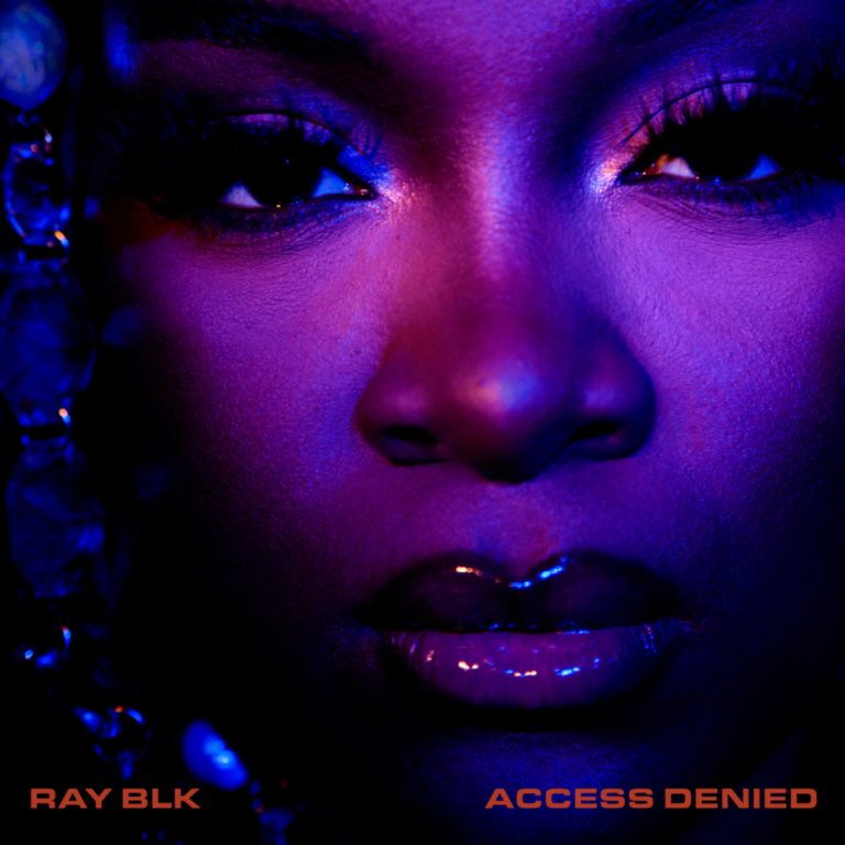 Cover von RAY BLKs „Access Denied“: Ein Nahaufnahme-Gesicht in kräftigem Violett-Blau, mit entschlossenem Blick und glänzendem Lipgloss im Dunkel.