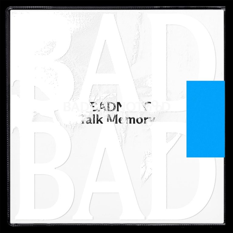 Cover des Albums „Talk Memory“ von BADBADNOTGOOD: weißer Hintergrund mit übergroßem, gestanztem „BAD“-Schriftzug, schwarzem Typodetail und blauem Rechteck als Kontrast.
