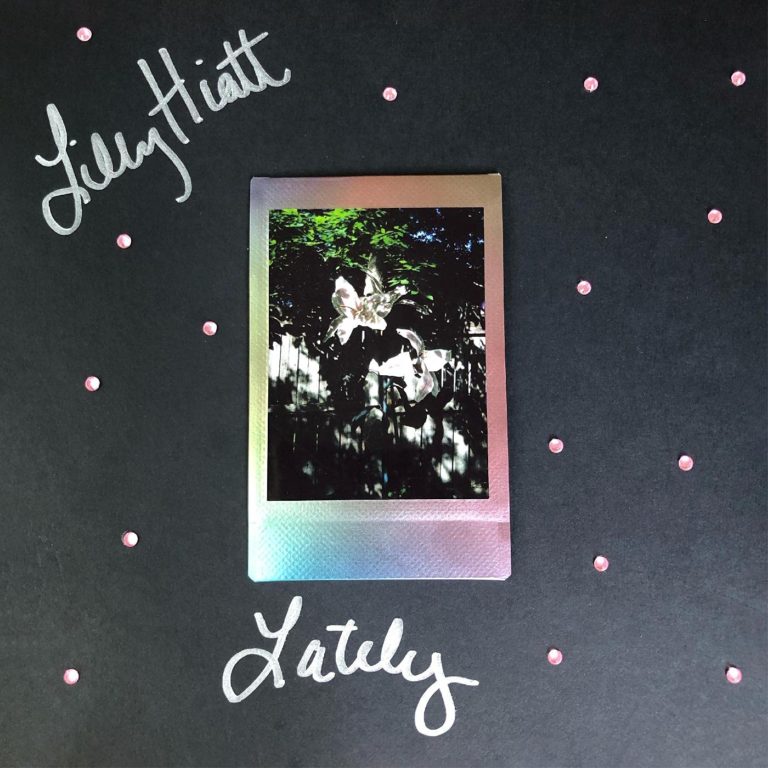 Albumcover von Lilly Hiatt – „Lately“: Polaroid mit weißen Blüten auf dunklem Hintergrund, eingerahmt von pinken Punkten und handschriftlichem Schriftzug.