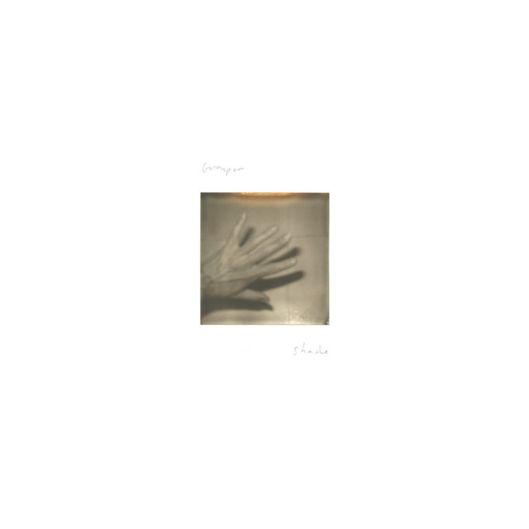 Minimalistisches Cover mit einem unscharfen Polaroid von zwei Händen, die sich in gedecktem Licht überlagern – umgeben von viel Weißraum.