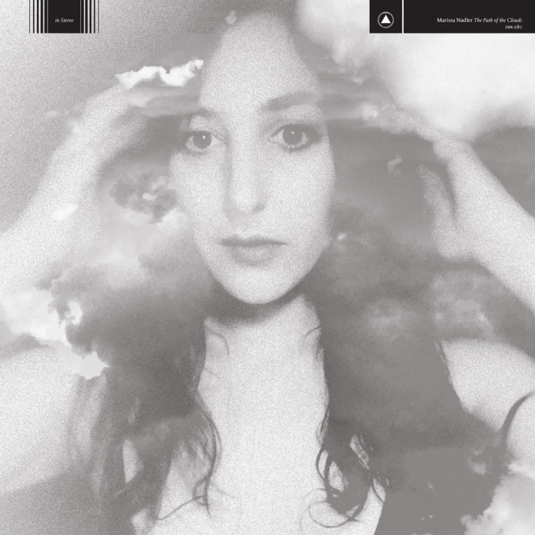 Verträumtes Schwarz-Weiß-Porträt von Marissa Nadler mit überlagerten Wolken – mystisches, nebelhaftes Cover ihres Albums The Path of the Clouds.
