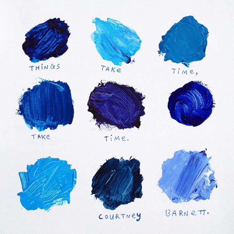 Neun blaue Farbkleckse auf weißem Grund, handbeschriftet mit den Worten „Things Take Time, Take Time. Courtney Barnett.“ – minimalistisch und malerisch.
