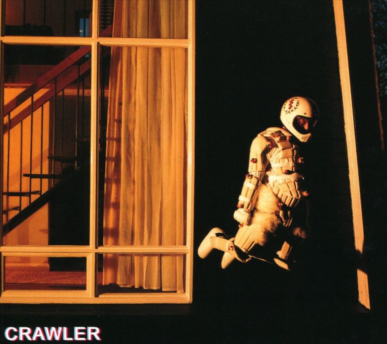 Astronaut in futuristischer Rüstung schwebt nachts vor einem erleuchteten Treppenhaus – surreale Szene mit starker Hell-Dunkel-Komposition.