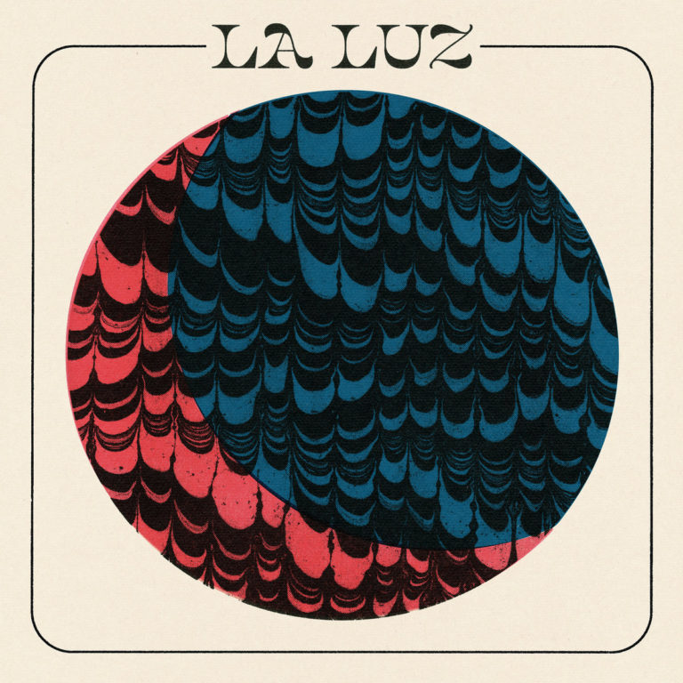 Abstraktes Cover mit marmoriertem Muster in Rot und Blau, eingefasst in einen Kreis – psychedelisch und stilisiert für das Album La Luz der Band La Luz.