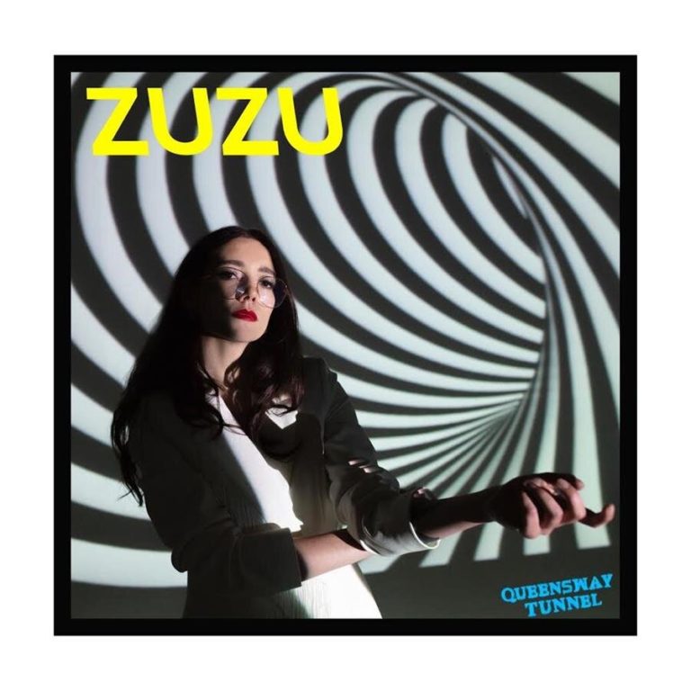 Zuzu vor psychedelischem Tunnelmuster in Schwarz-Weiß – Albumcover von Queensway Tunnel, hypnotisch, verspielt und retro-cool.