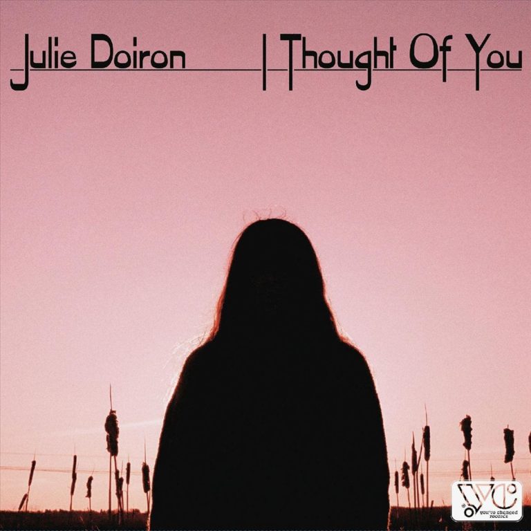 Silhouette einer Frau vor rosa Abendhimmel, umgeben von Schilf – minimalistisches Cover zum Album I Thought of You von Julie Doiron.