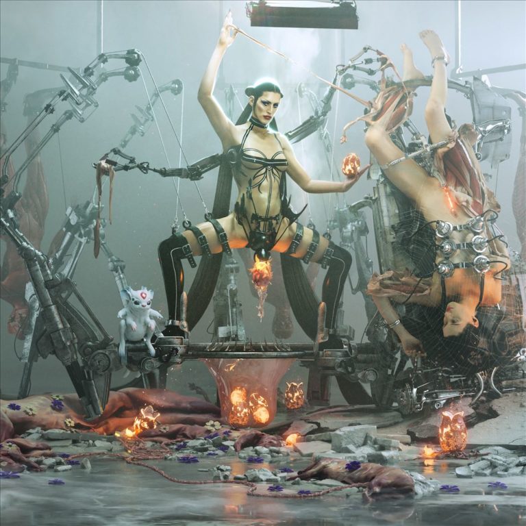 Arca als androgyne Cyborg-Göttin in Fetischkleidung thront in einem maschinellen Theater aus Kabeln, Spiegelungen, Feuer und Hybridwesen – ein posthumaner Altar der Selbstermächtigung.