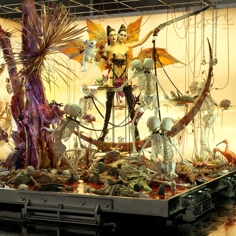 Arca als überlebensgroße, geflügelte Gestalt thront in High Heels über einem bizarren Diorama voller Aliens, Tentakel, Pflanzen und synthetischer Kabel – wie eine cyberfuturistische Göttin auf einem Theaterpodest.