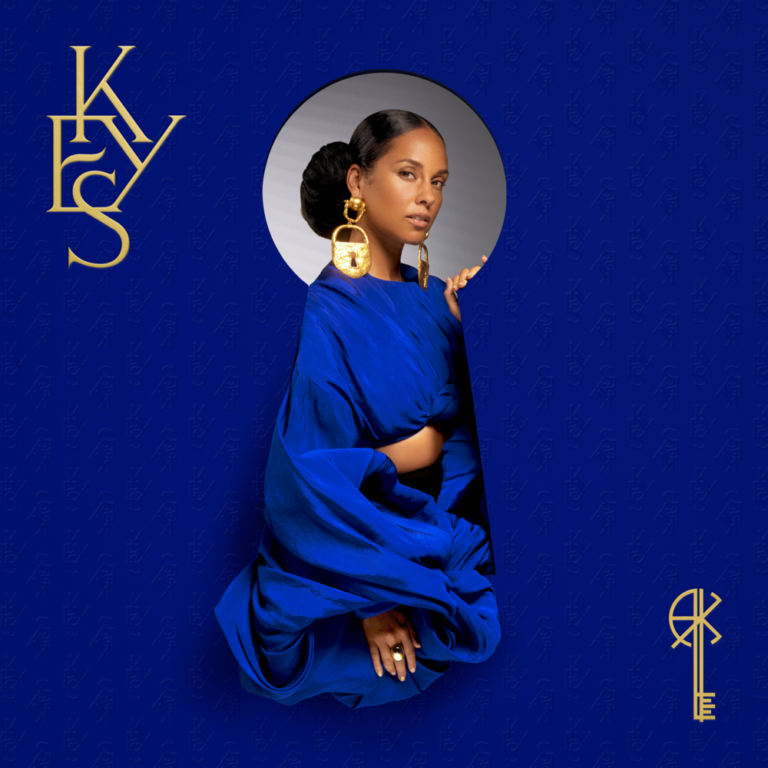 Albumcover zu Alicia Keys' KEYS: Die Künstlerin posiert in königsblauer Robe vor einem dunkelblauen Hintergrund mit goldenen Schriftzeichen – stilisiert und majestätisch.