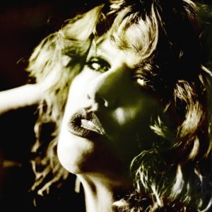Nahaufnahme von Amy Douglas im Retro-Lichtspiel – lasziv, dekadent, stilisiert im glamourösen House-Stil der 90er-Jahre.