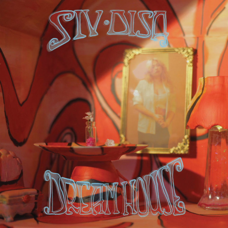Albumcover von Siv Disa – ein roter, surreal gemalter Raum mit Spiegel, Tisch, Vase und einer verschwommenen Spiegelung der Künstlerin.