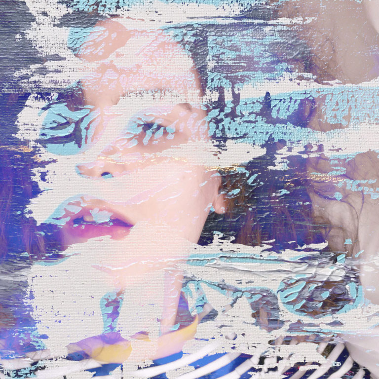 Das Cover von Dear Laikas „Pluperfect Mind“ zeigt ein pastellig übermaltes Porträt, das fragmentiert und schimmernd zwischen digitaler und analoger Textur schwebt.