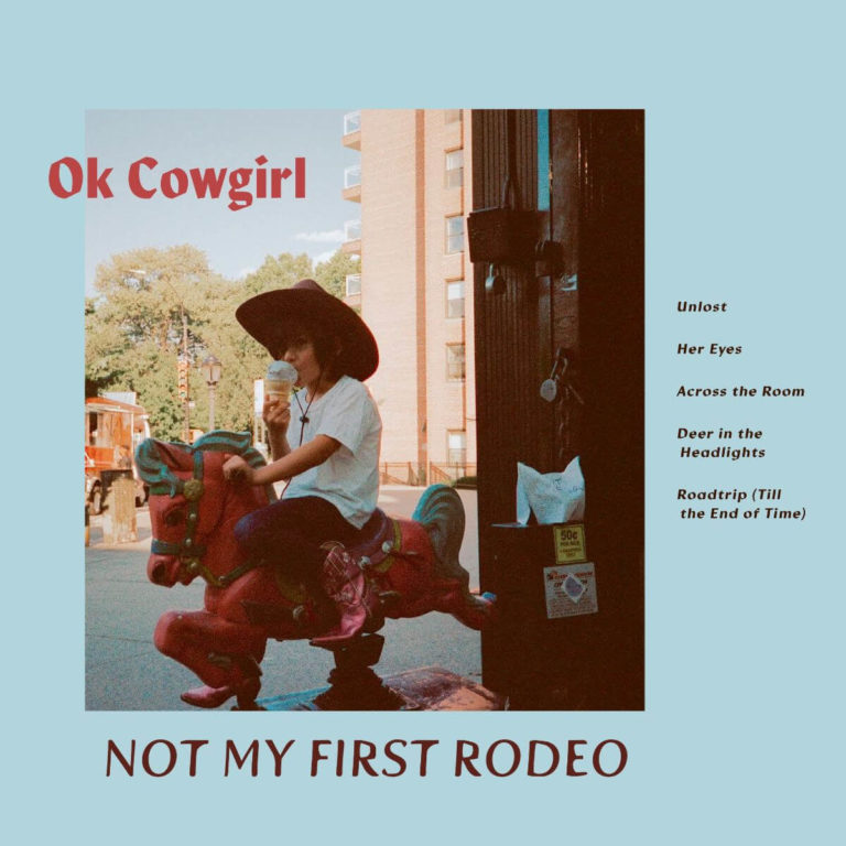 Ein Kind mit Cowboyhut reitet ein Münz-Pony und isst Eis – ein nostalgisches, urbanes Bild, das das Debütalbum von OK Cowgirl visuell einfängt.