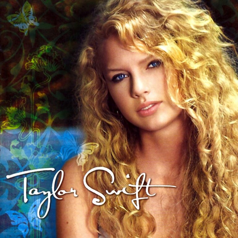 Taylor Swift mit langen, lockigen blonden Haaren vor einem floralen Hintergrund mit Schmetterlingen. Ihr Blick ist direkt, der Ausdruck ernst und jung.