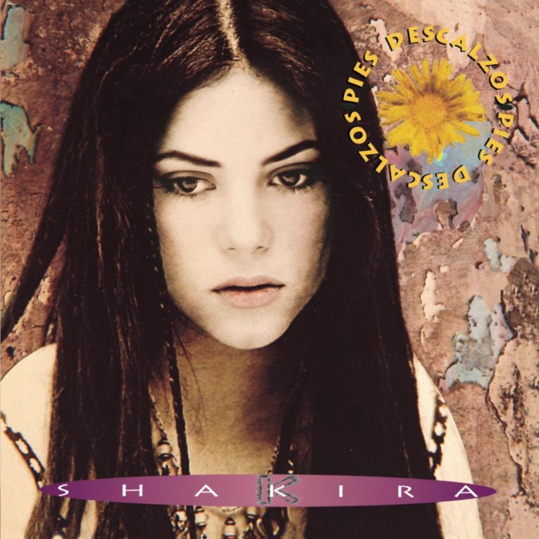 Porträt von Shakira mit langen Haaren vor einem abstrakten Hintergrund mit Blumenmotiv.