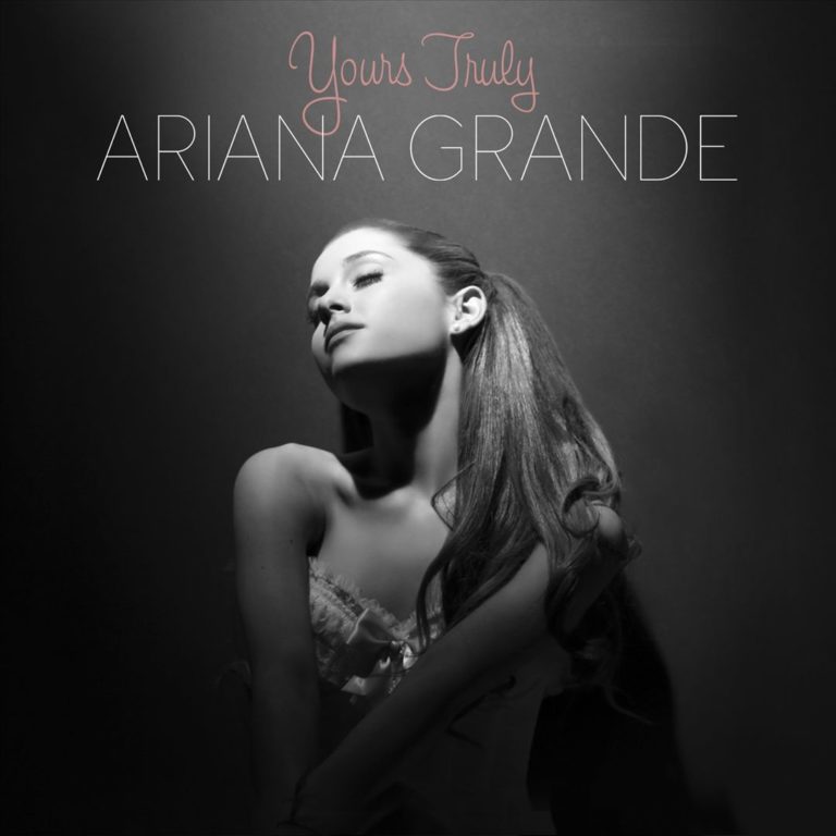 Schwarz-weißes Porträt von Ariana Grande in elegantem Kleid mit geschlossenen Augen auf dem Albumcover Yours Truly.