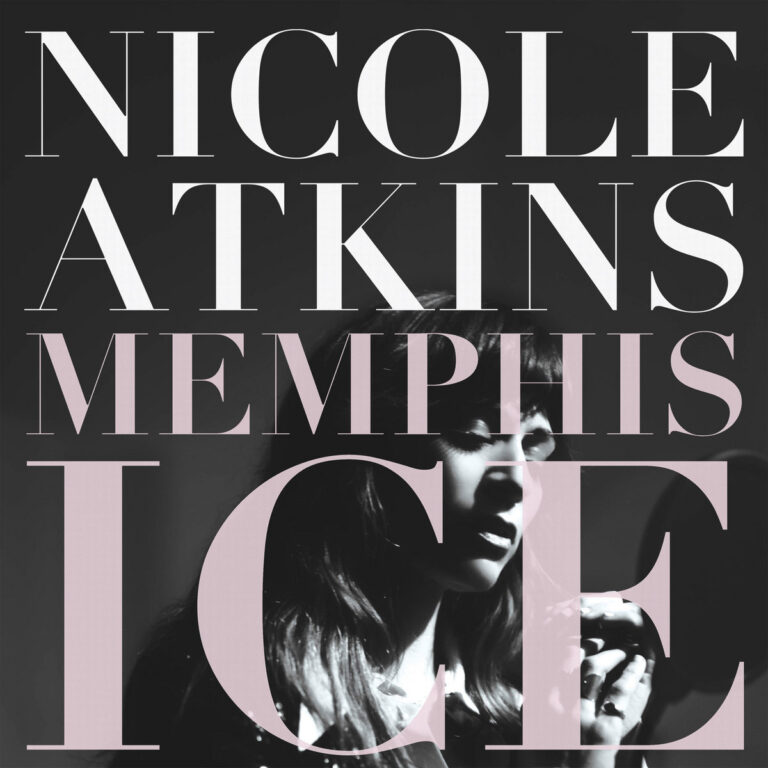 Nicole Atkins im Schwarz-Weiß-Foto hinter typografisch dominantem Schriftzug Memphis Ice – stilvoll, retro, live und verletzlich.
