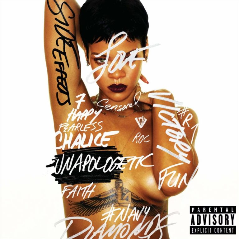 Rihanna mit verschränkten Armen, bedeckt von handgeschriebenen Wörtern auf ihrem Körper und Gesicht, vor weißem Hintergrund.