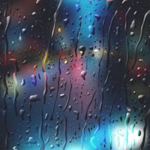 Tropfen und Schlieren von Wasser an einer Glasscheibe, dahinter verschwommene, bunt schimmernde Lichter in Blau-, Grün- und Rottönen.