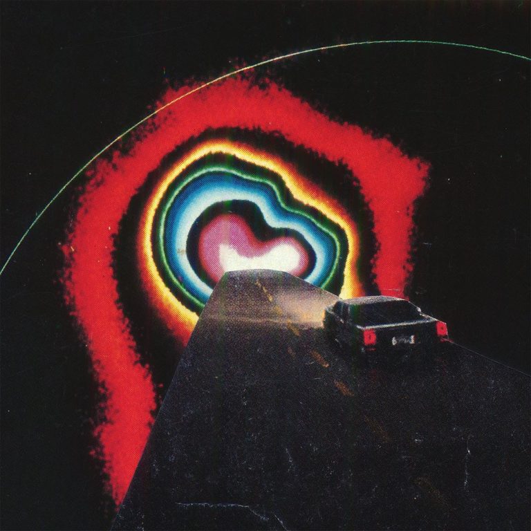 Ein schwarzes Auto fährt eine endlose Straße entlang, die in ein buntes, wirbelndes Wurmloch aus psychedelischen Farben im Weltraum führt – Cover von John Dwyers Gong Splat.