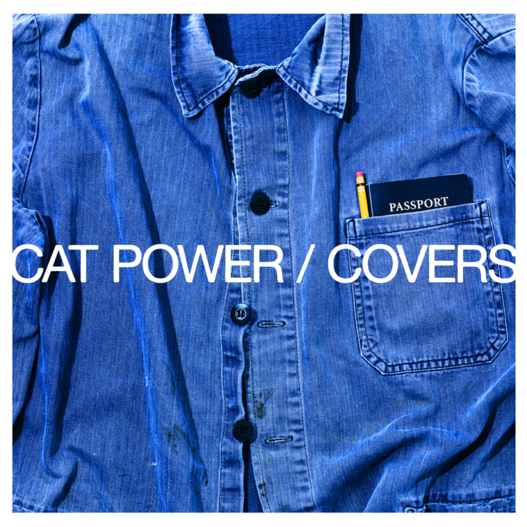 Nahaufnahme einer blauen Jeansjacke mit aufgesetzter Brusttasche, in der ein Bleistift steckt; weißer Schriftzug „CAT POWER / COVERS“ über dem Stoff.