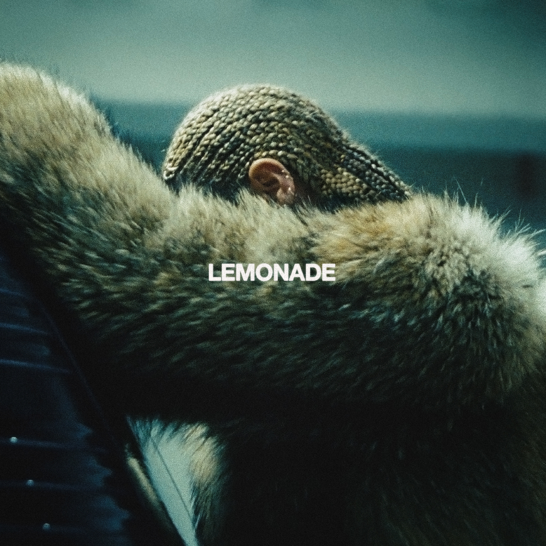 Person mit geflochtenem Haar und Pelzmantel, Schriftzug Lemonade.