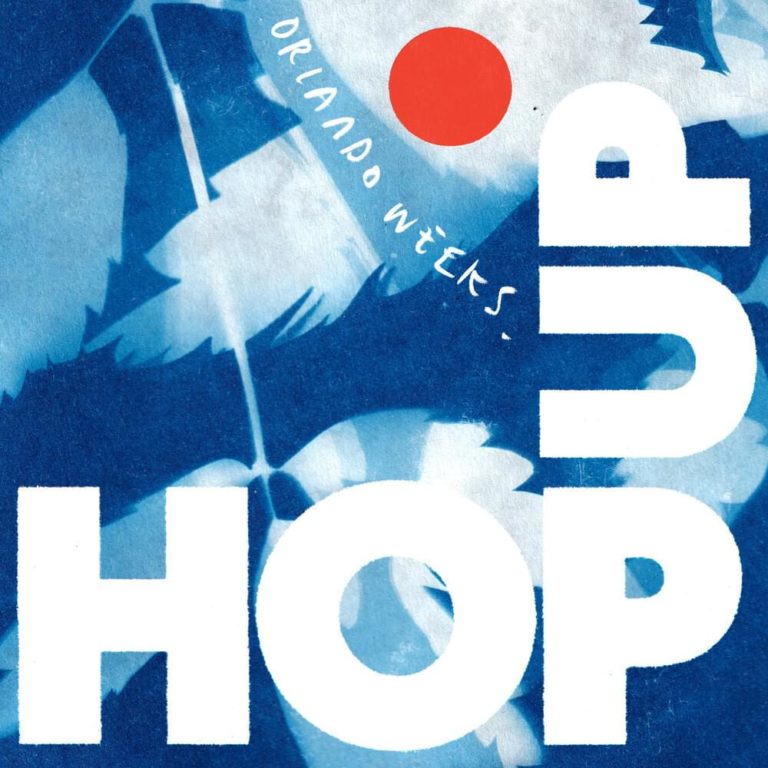 Albumcover von Hop Up: Blau-weiße abstrakte Farbfläche mit reduziertem Schriftzug – ein minimalistisches, atmosphärisches Design mit Hauch von Nostalgie.