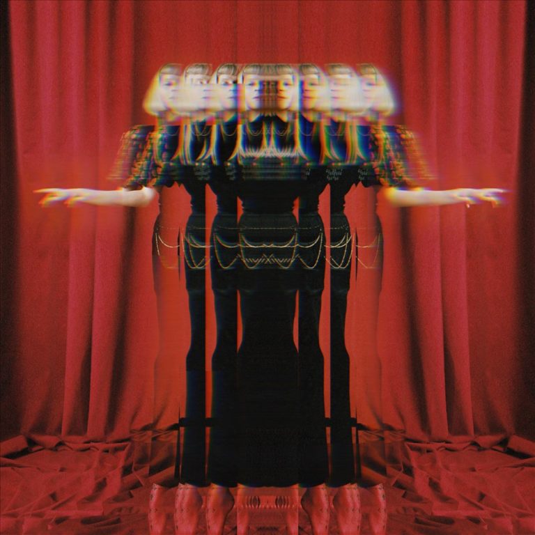 Albumcover von The Gods We Can Touch: AURORA vor rotem Vorhang, mehrfach vervielfacht und verzerrt – ein Bild zwischen Mythos, Rausch und Bühnenillusion.