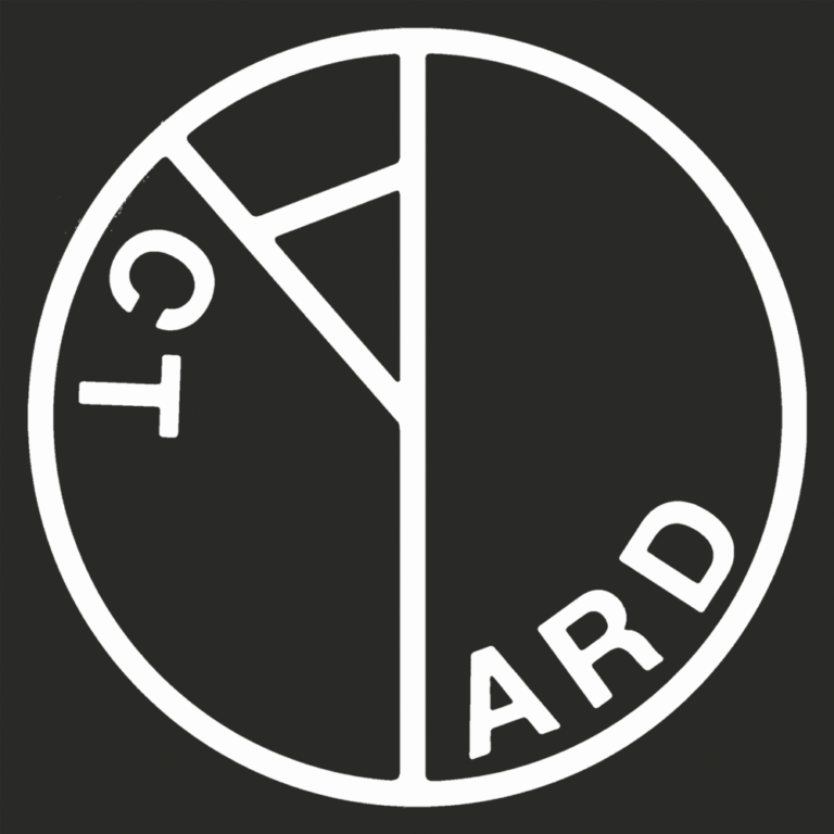 Logo von Yard Act: weißer Kreis mit geometrischer Segmentierung und typografisch reduzierter Bandaufschrift, minimalistischer Post-Punk-Charme auf dunklem Hintergrund.