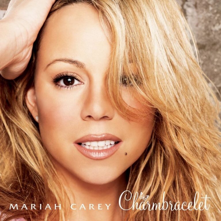 Nahaufnahme von Mariah Carey mit blondem Haar und natürlichem Make-up.