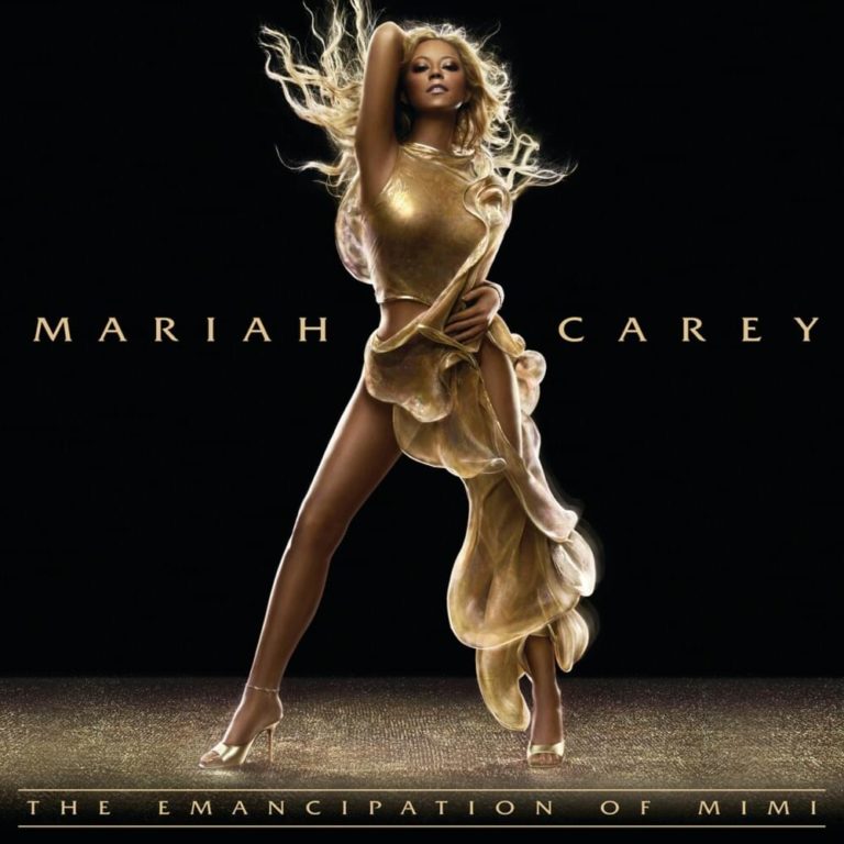 Mariah Carey in goldener Robe vor schwarzem Hintergrund.