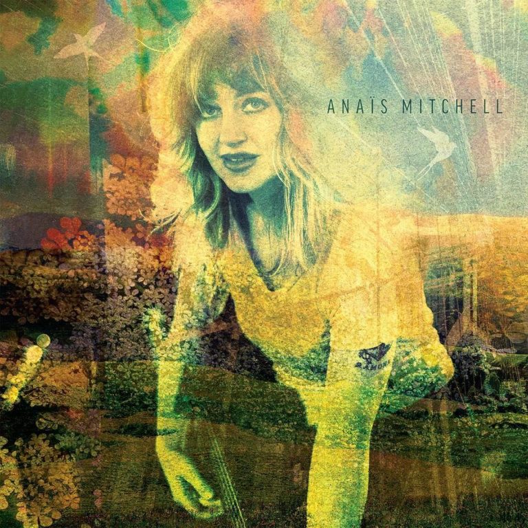 Collagehaftes Cover mit der Künstlerin Anaïs Mitchell in Gold- und Grüntönen, umgeben von floralen Mustern, Vogel-Silhouetten und einer verträumten Landschaft – folkig, zeitentrückt, poetisch.