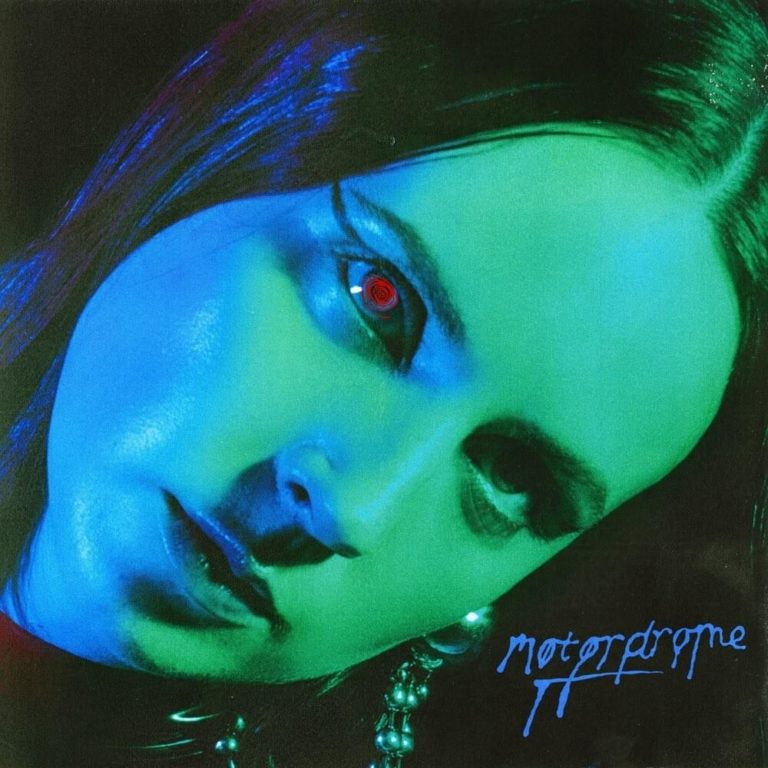 Porträt der dänischen Sängerin MØ in giftigem Blaugrün mit glühend rotem Auge – ein surrealer, digitaler Albtraum zwischen Popstar-Identität und Dunkelheit.