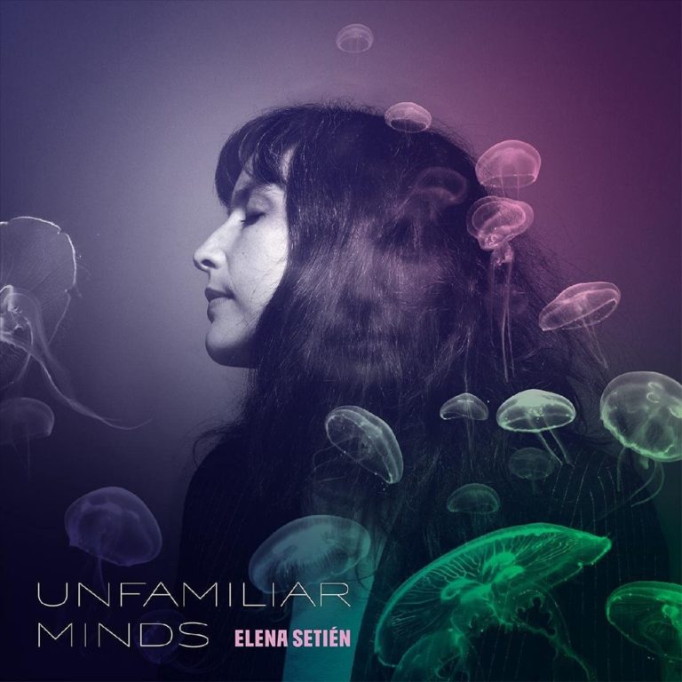 Porträt der baskischen Musikerin Elena Setién mit geschlossenen Augen, umgeben von transparenten Quallen vor einem violett-grün schimmernden Hintergrund – meditativ und surreal.