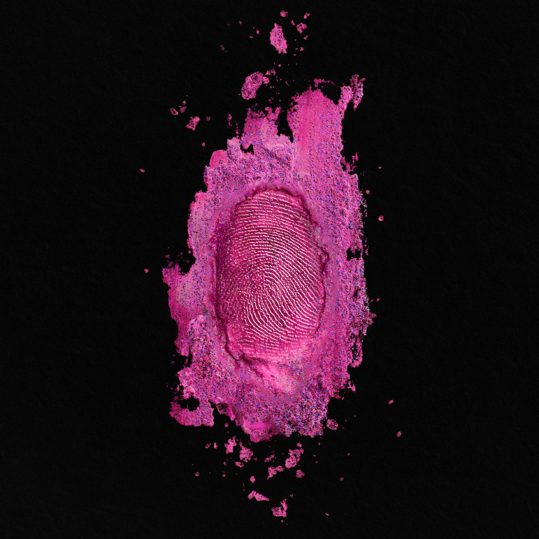 Ein pinker Fingerabdruck auf schwarzem Hintergrund, umgeben von pinkem Pulver.