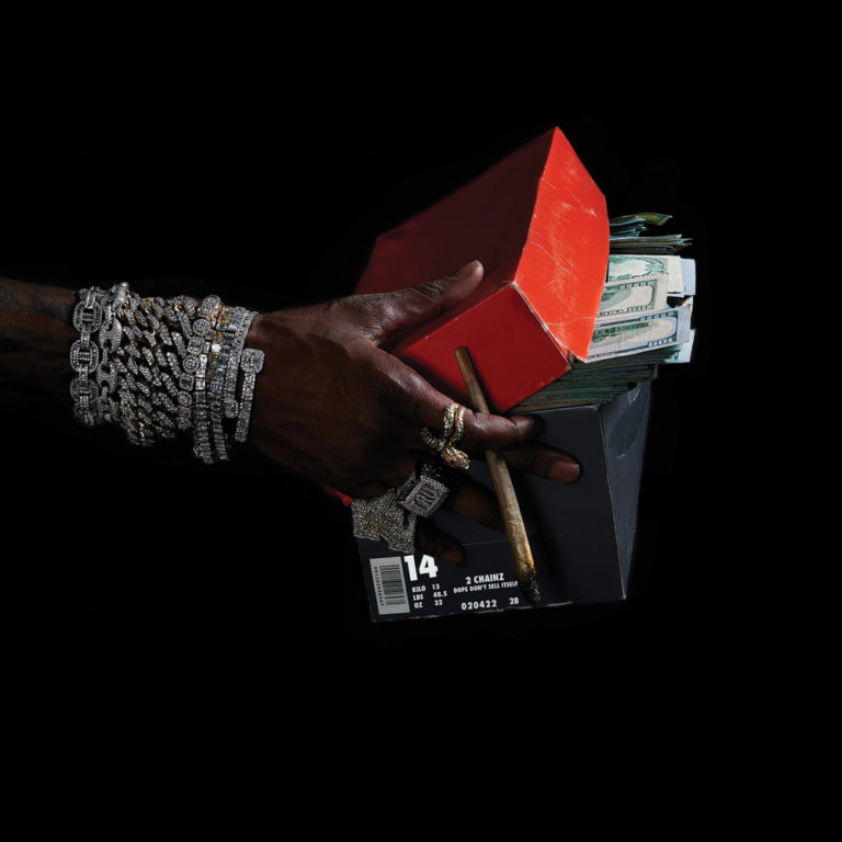 Nahaufnahme einer tätowierten Hand mit dicken Diamantarmbändern, die eine rote Box, Bargeldbündel und ein Magazin vor schwarzem Hintergrund hält – Cover zu Dope Don’t Sell Itself von 2 Chainz