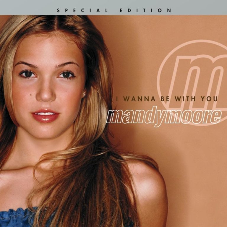 Porträt von Mandy Moore vor einem braunen Hintergrund mit Albumtitel und Name in weißer Schrift.