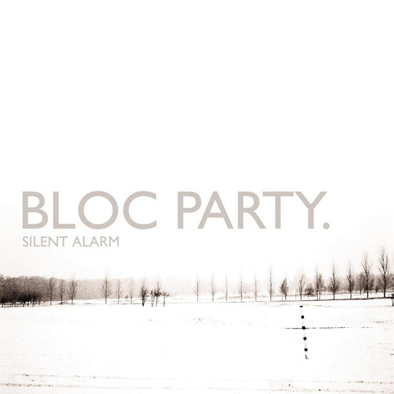 Schneebedeckte Landschaft mit kahlen Bäumen und Bloc Party Silent Alarm Schriftzug.