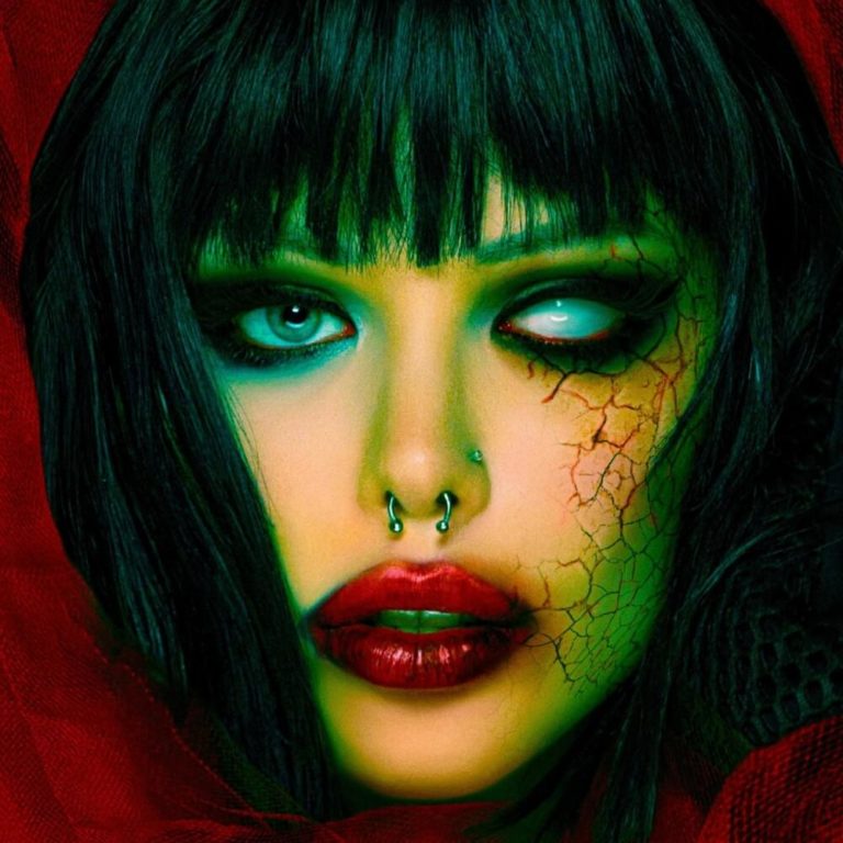 Albumcover von PREY//IV von Alice Glass: ein verzerrtes, digital manipuliertes Porträt mit blassgrüner Haut, blutroten Lippen, weißen Augen und dramatischem Kontrast – zwischen Horror und Glamour.