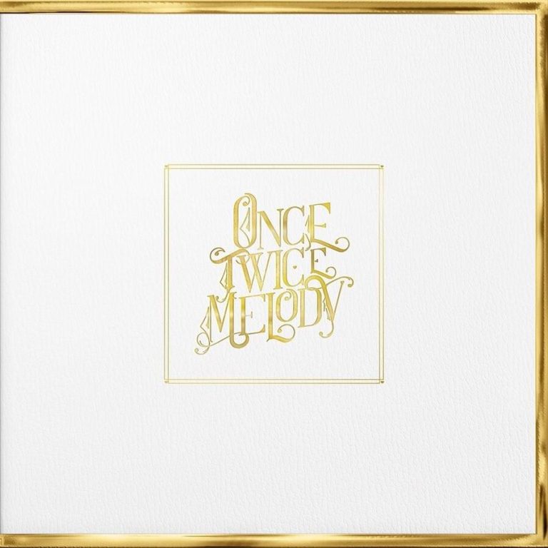 Cover des Albums „Once Twice Melody“ von Beach House – ein minimalistisches, weiß gerahmtes Quadrat mit goldener Typografie auf hellem Hintergrund, eingefasst in einen glänzenden Goldrahmen.