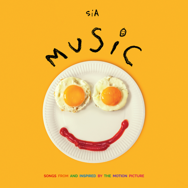Ein gelber Hintergrund mit einem lächelnden Gesicht aus zwei Spiegeleiern und Ketchup auf einem weißen Teller, darüber der handgeschriebene Schriftzug „Sia Music“.