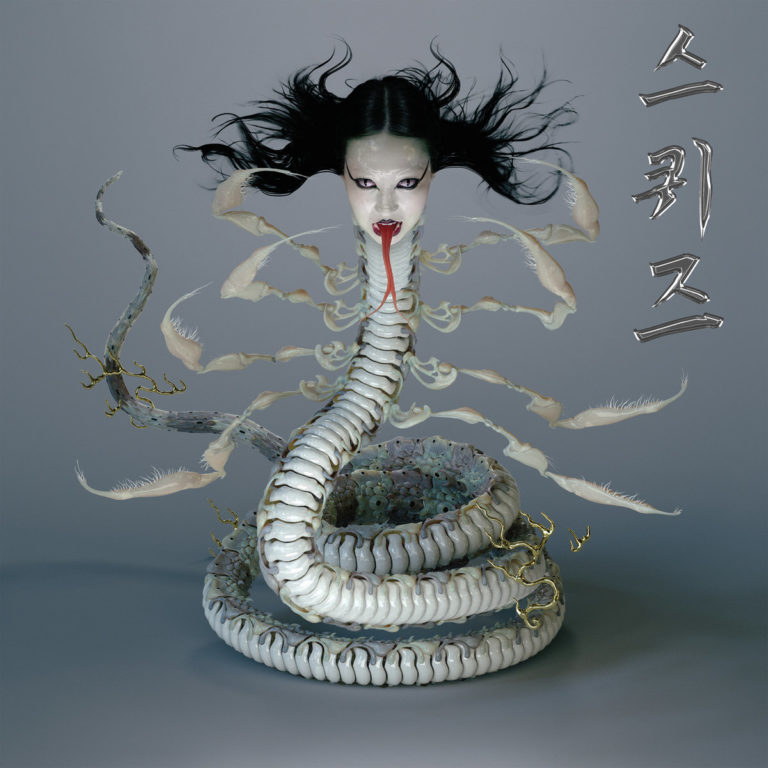 Futuristisches Schlangenwesen mit Frauenkopf und aufgerissenem Mund windet sich spiralförmig vor grauem Hintergrund – das Albumcover zu Sasamis „Squeeze“.