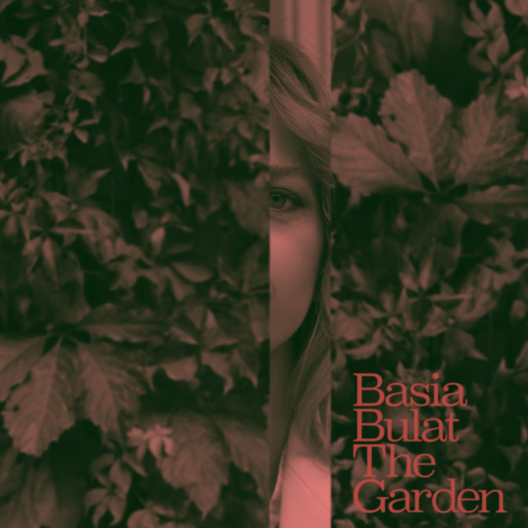 Albumcover von The Garden von Basia Bulat: Ein vertikal geteilter Blick auf das Gesicht der Künstlerin, umgeben von dichtem Blattwerk in sepia-grüner Tönung.