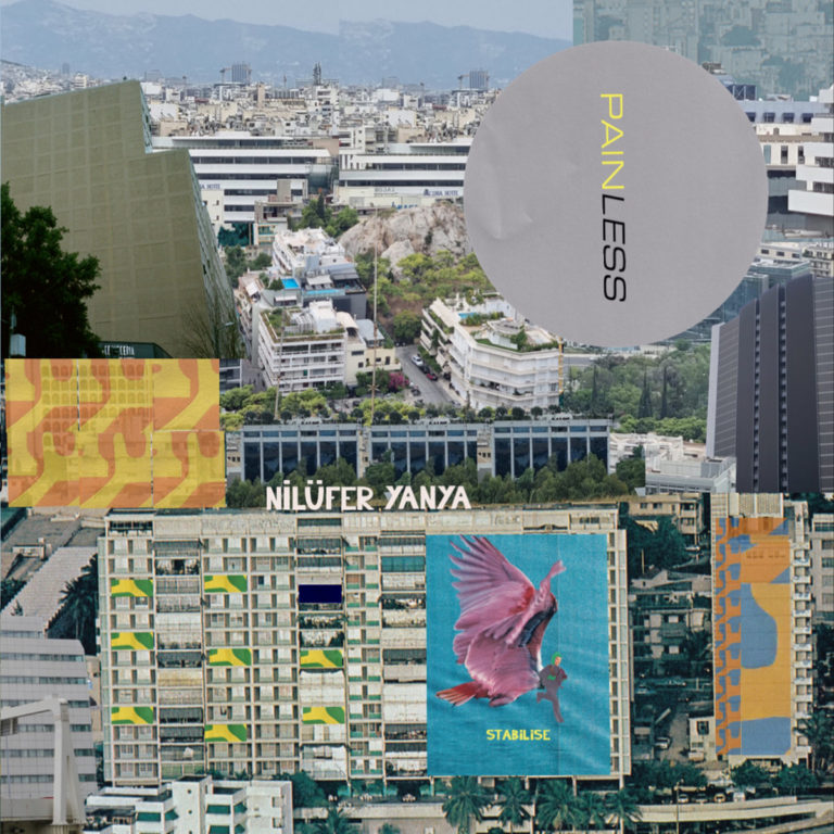 Collage aus mediterraner Skyline, schrägen Hochhäusern und den Painless-Artworks von Nilüfer Yanya, mitten­drin ein rosa Vogel im Sturzflug.