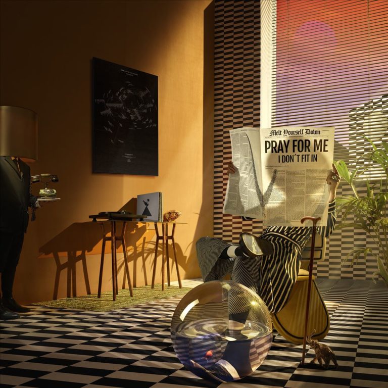 Surrealer Innenraum mit kariertem Boden, Zeitungstitel „Pray for Me I Don’t Fit In“, Fischglas, Sonnenuntergang und Jazzplatten – psychedelisch und ironisch zugleich.