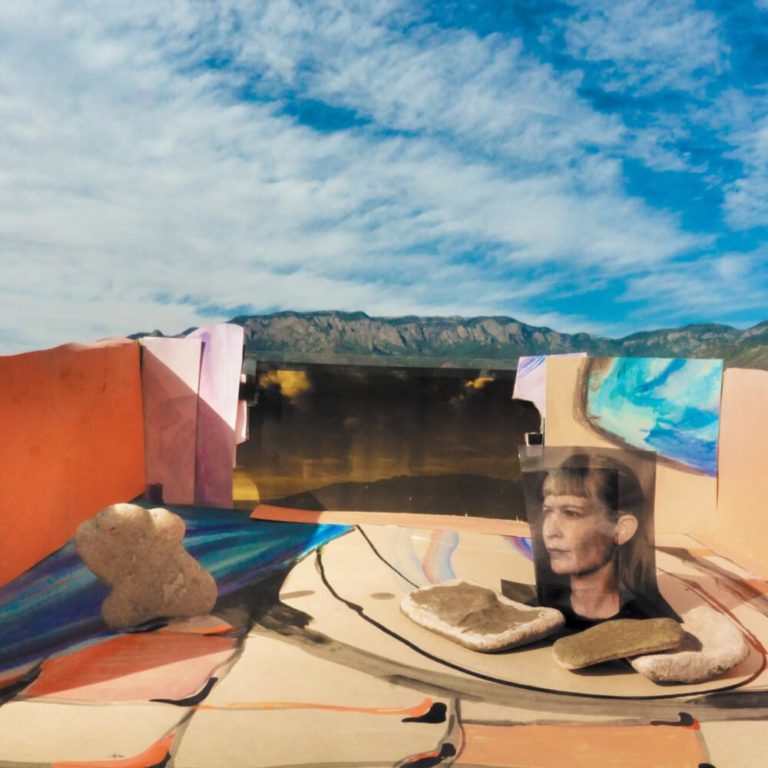 Collagehaftes Cover von „Classic Objects“ mit Landschaftselementen, blauer Himmel, weichen Flächen und Porträtfoto.