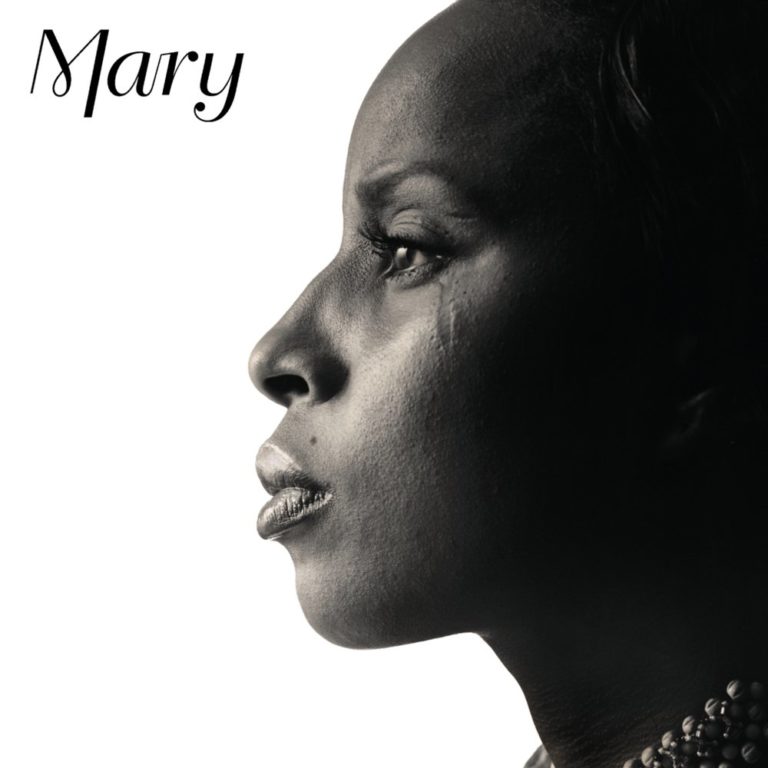 Schwarz-Weiß-Porträt von Mary J. Blige mit afrikanischem Schmuck.