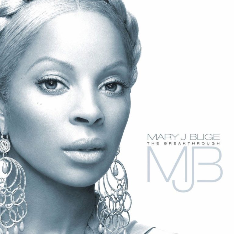 Nahaufnahme von Mary J. Blige mit geflochtenem Haar und auffälligen Ohrringen.