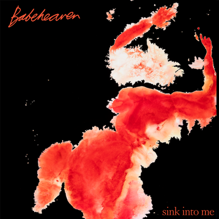 Roter, wolkenartiger Farbfleck auf tiefschwarzem Grund, darüber in handschriftlicher Schrift „Babeheaven“ und darunter „sink into me“.